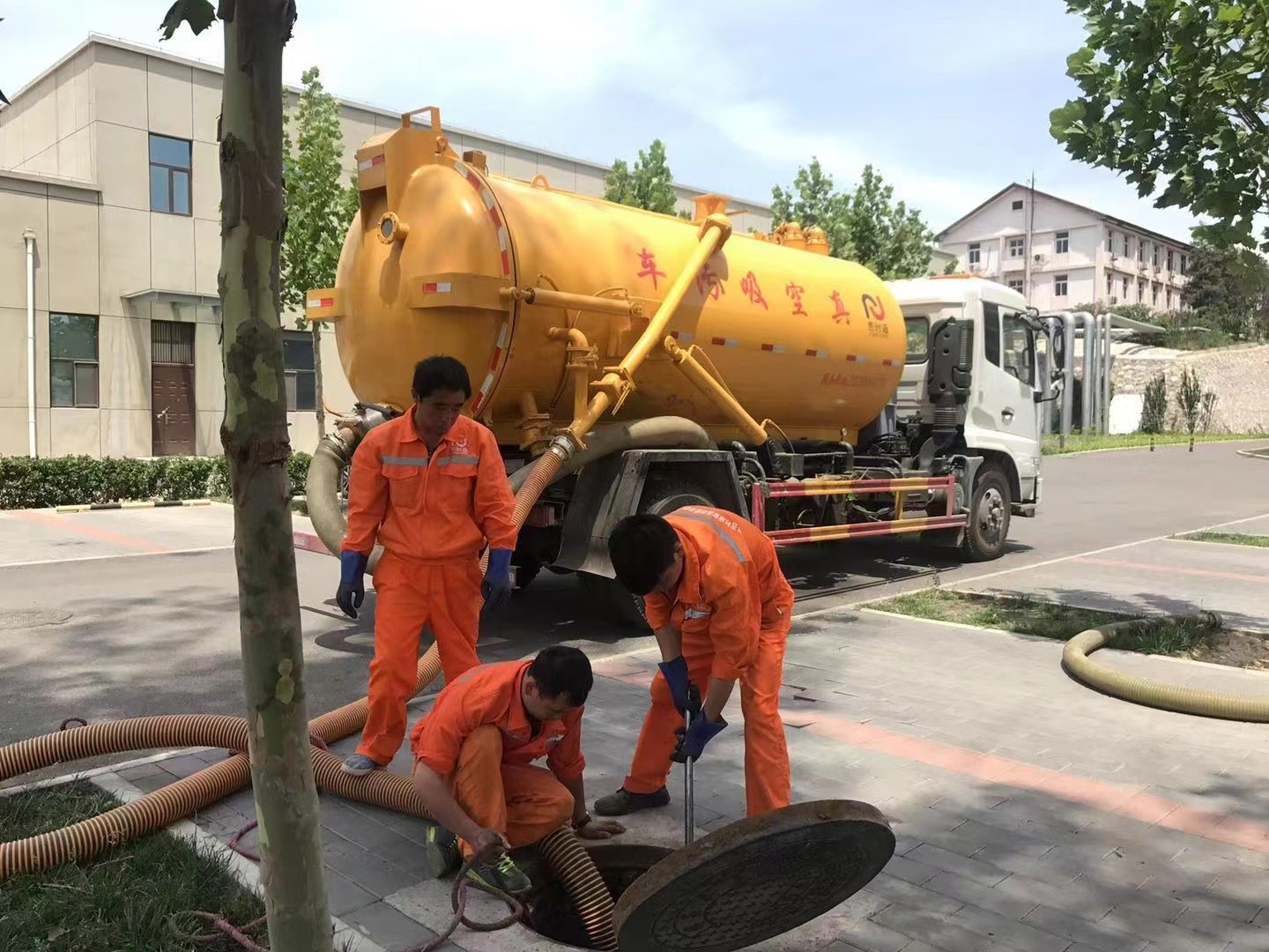 若羌管道疏通车停在窨井附近