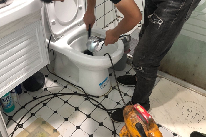 若羌马桶堵塞自己疏通还是找师傅?专业上门服务让你省时更省心